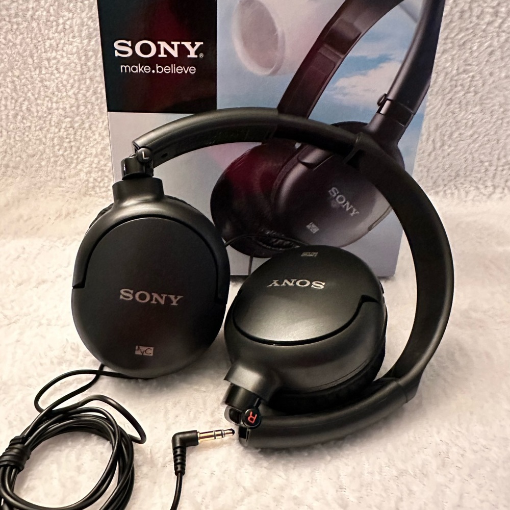 Sony noice canceling WIRED headphones Brand New / Never used